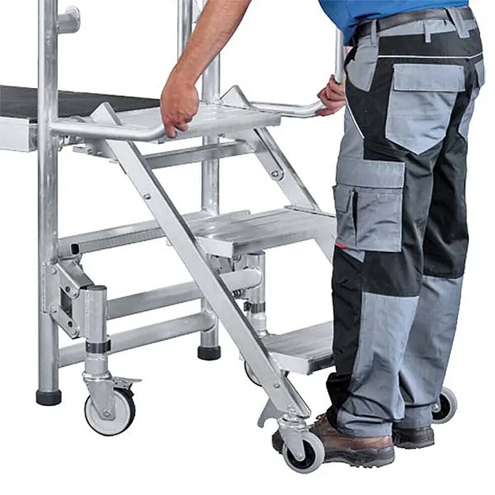 Zarges Stehleiter Montageplattform Workmaster T 2,70x0,75m klappbar - Anzahl Tritte: 3 Stk., Arbeitshöhe: 3.000 m, Aluminium - Mobiles Aluminiumgerüst mit Treppe und Rollen, von einer Person für erhöhten Zugang benutzt.