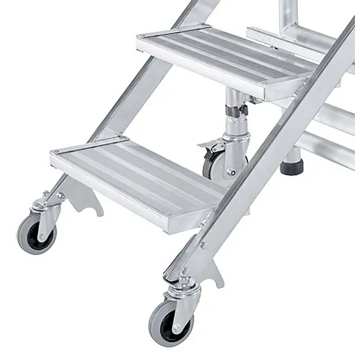 Zarges Stehleiter Montageplattform Workmaster T 2,70x0,75m klappbar - Anzahl Tritte: 3 Stk., Arbeitshöhe: 3.000 m, Aluminium - Tragbare Aluminiumtreppe in Silber mit geriffelten Stufen und Schwenkrollen.