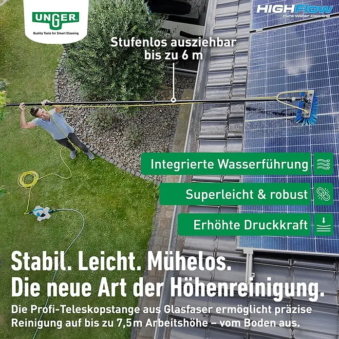 Unger HighFlow Reinigungs-Set Reinwasser 6m - 4 -tlg. - Ein Mann reinigt Solarmodule auf einem Dach vom Boden aus mit einer langen, schwarzen Glasfaser-Teleskopreinigungsstange und blauer Bürste.