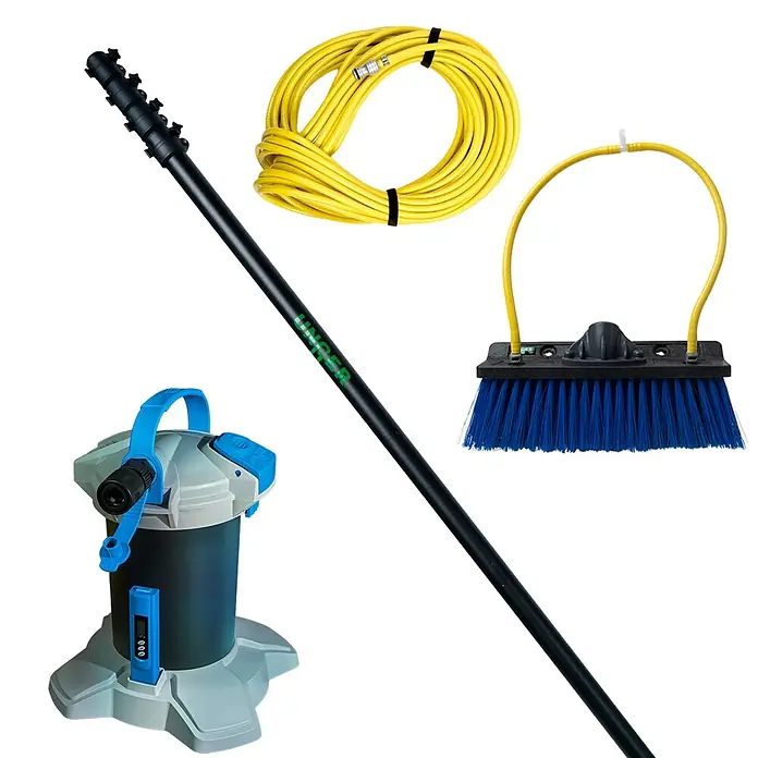 Unger HighFlow Reinigungs-Set Reinwasser 6m - 4 -tlg. - Komplettes Fensterreinigungsset mit schwarzer Teleskopstange, gelbem Schlauch, blauem Bürstenkopf und blau-grauem Wasserfiltersystem.
