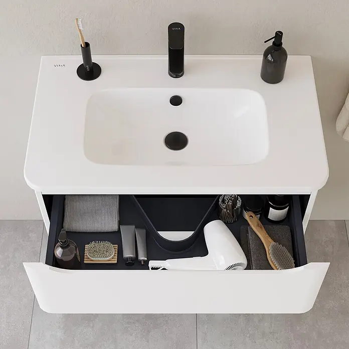 VitrA Integra Round Badmöbel-Set - Gesamtbreite Badmöbel: 80 cm, Weiß, Matt - Weißer Badunterschrank mit schwarzer Armatur & Zubehör. Offene Schublade zeigt Handtücher, Föhn & Pflegeprodukte organisiert.