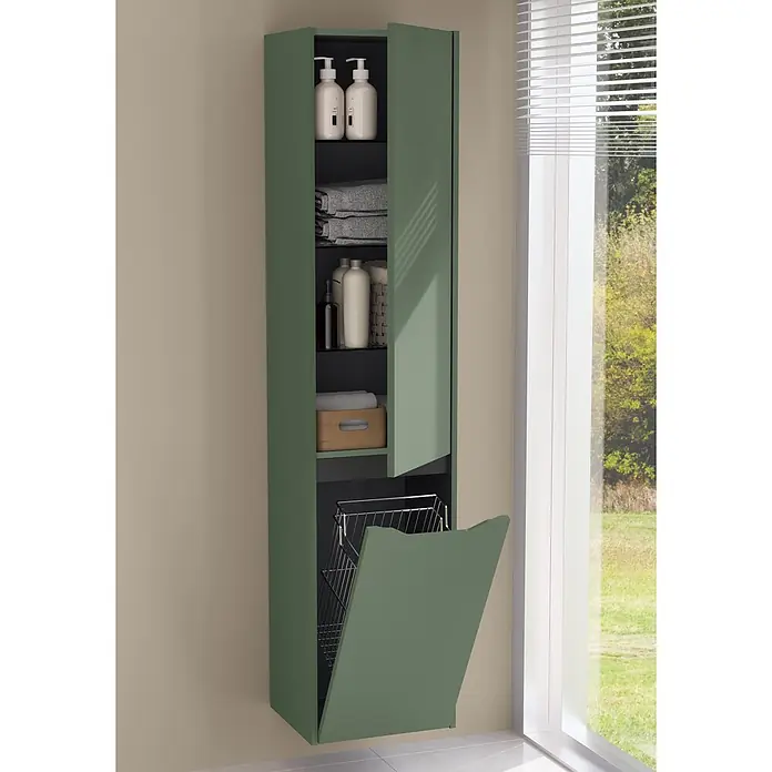 VitrA Hochschrank Integra Square - B x T x H: 40 x 37 x 180 cm, Moosgrün, Inklusive 3 Glasböden und Wäscheklappe, DIN Anschlag: Rechts - Hoher grüner Wandschrank mit Regalen, Flaschen und ausziehbarem Wäschekorb, in einem Raum am Fenster.