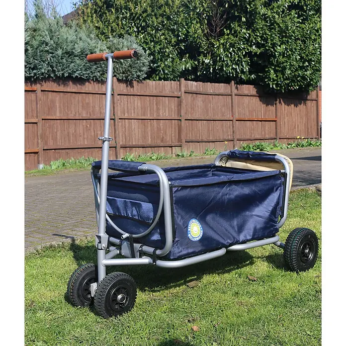 Beachtrekker Bollerwagen faltbarer Bollerwagen Life mit integrierter Feststellbremse Beige und Luftr - Kunststoff - Blauer Bollerwagen mit silbernem Gestell, schwarzen Rädern und braunem Griff auf Rasen.