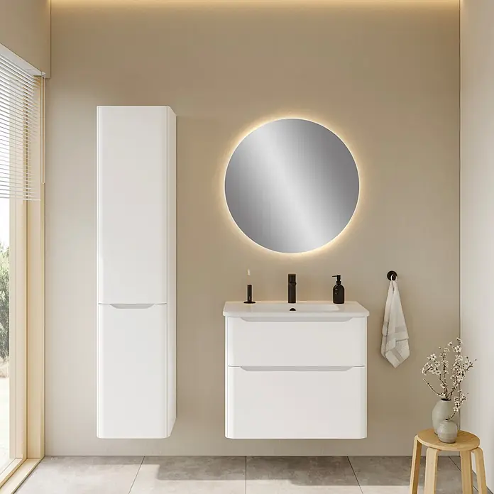 VitrA Integra Round Badmöbel-Set - Gesamtbreite Badmöbel: 80 cm, Weiß, Matt - Weißer Badschrank mit integriertem Waschbecken, schwarzem Wasserhahn und passendem Hochschrank in einem modernen Badezimmer mit beleuchtetem Spiegel.
