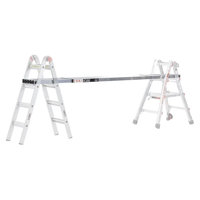 Altrex Arbeitsplattform Teleskop-Plattform Little Giant 3,96m -  - Zwei silberne A-Leitern tragen eine verstellbare Aluminiumdiele und bilden ein Gerüstsystem. Auf der Diele steht 'LITTLE GIANT PLANK'.