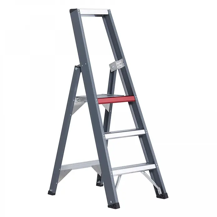Altrex Stehleiter Falco einseitig begehbare Stufenleiter FEO 3 Stufen - Anzahl Tritte: 3 Stk., Arbeitshöhe: 2.700 m, Aluminium - Graue Aluminium-Klappleiter mit roter Plattform und silbernen Stufen, mit rutschfesten schwarzen Füßen für Stabilität.