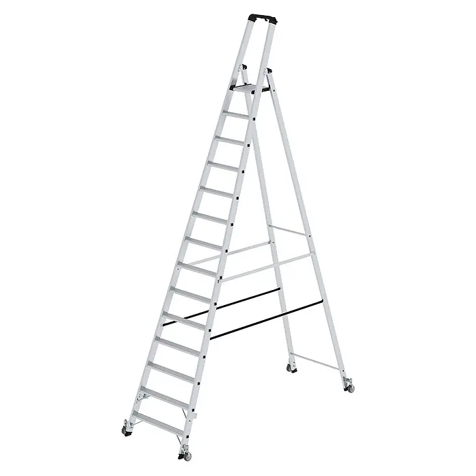 Munk Stehleiter Stehleiter einseitig begehbar mit Rollen 14 Stufen -  - Silberne Aluminium-Stehleiter mit vielen Sprossen, schwarzen Stabilisierungsstangen und Rollen für Mobilität.