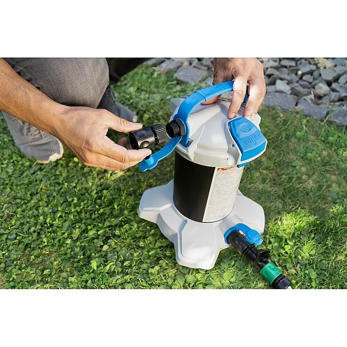 Unger HighFlow Filter Reinwasser - Passend für: Unger HighFlow Reinigungs-Set Komplettstange - Person verbindet schwarzen Schlauchaufsatz mit einem grau-blauen Kunststoff-Wasserfilter/Sprüher.