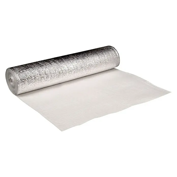 Base aislante de polietileno aluminizado - 24 m², Espesor: 3 mm - Un rollo de película aislante termorreflectante, parcialmente desenrollado, con una superficie plateada y un dorso blanco.