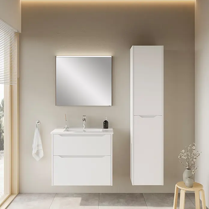 VitrA Integra Square Hochschrank - B x T x H: 40 x 37 x 180 cm, Weiß, Inklusive 4 Glaseinlegeböden, DIN Anschlag: Rechts - Weißer wandhängender Badwaschtisch mit Waschbecken und passendem Hochschrank in einem modernen Bad.
