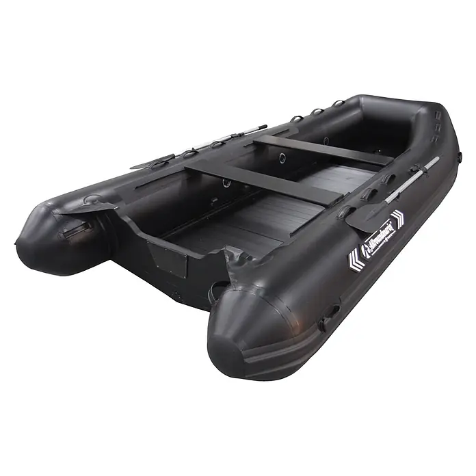 Tohatsu Schlauchboot Allroundmarin T420 - L x B: 418 x 200 cm, Geeignet für: 7 Personen, Nutzlast: 1.000 kg - Schwarzes Schlauchboot mit festen Bodenbrettern, zwei schwarzen Sitzbänken und einem silbernen Ruder an der Seite.