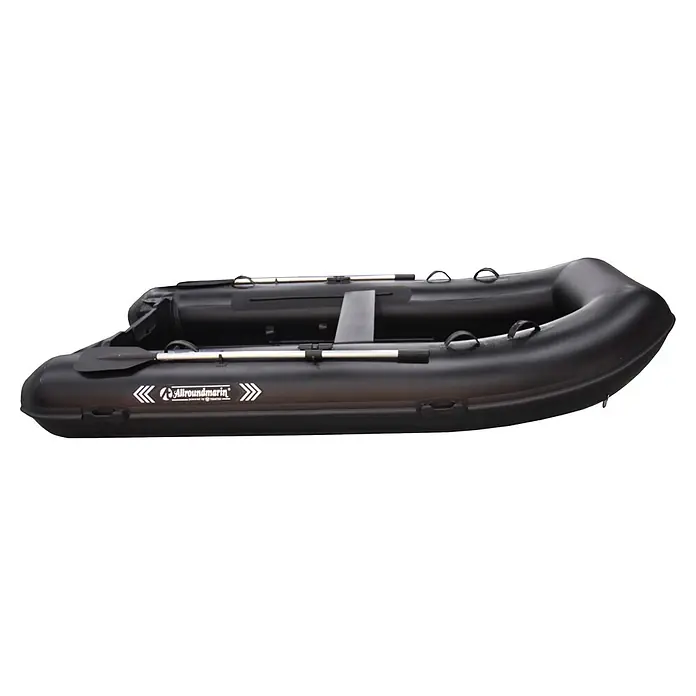 Tohatsu Schlauchboot Allroundmarin T320 - L x B: 325 x 169 cm, Geeignet für: Max. 4 Personen, Nutzlast: 750 kg - Schwarzes Schlauchboot mit montierten Aluminiumrudern und Tragegriffen.