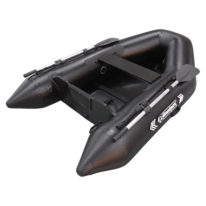 Tohatsu Schlauchboot Allroundmarin T230 - L x B: 235 x 142 cm, Geeignet für: 3 Personen, Nutzlast: 400 kg - Schwarzes Schlauchboot mit angebrachten Rudern, aus erhöhter Perspektive gesehen.
