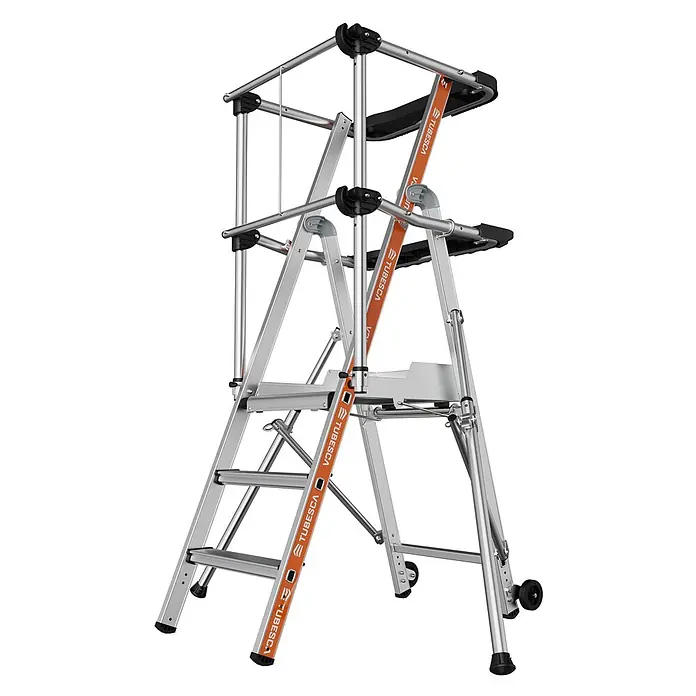 Siedra-Leitern Mehrzweckleiter Stufen Plattformleiter mit Fallschutzschienen und halbautomatischem Schlie� - Anzahl Tritte: 3 Stk., Arbeitshöhe: 2.700 m, Belastbarkeit: 150 kg, Aluminium - Verstellbare, silberne Aluminium-Arbeitsplattform mit mehreren Stufen, orangefarbenen Strukturbändern, schwarzen Details und integrierten Rädern.