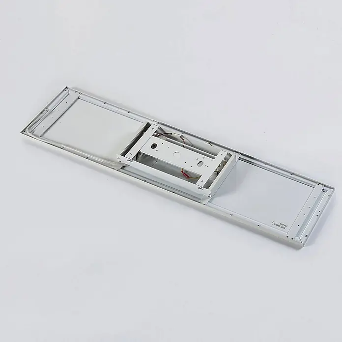 Arcchio LED-Panel Philia - L x B x H: 120 x 30 x 5,5 cm, weiß / opal, weiß / opal - Rechteckige weiße Leuchte, geöffnet zur Ansicht des internen Metallrahmens und des zentralen Elektrofachgehäuses.