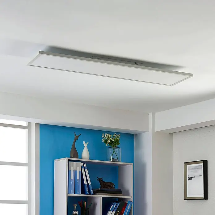 Arcchio LED-Panel Philia - L x B x H: 120 x 30 x 5,5 cm, weiß / opal, weiß / opal - Rechteckige LED-Deckenleuchte mit silbergrauem Rahmen und weißem Leuchtpaneel, an der Decke montiert.