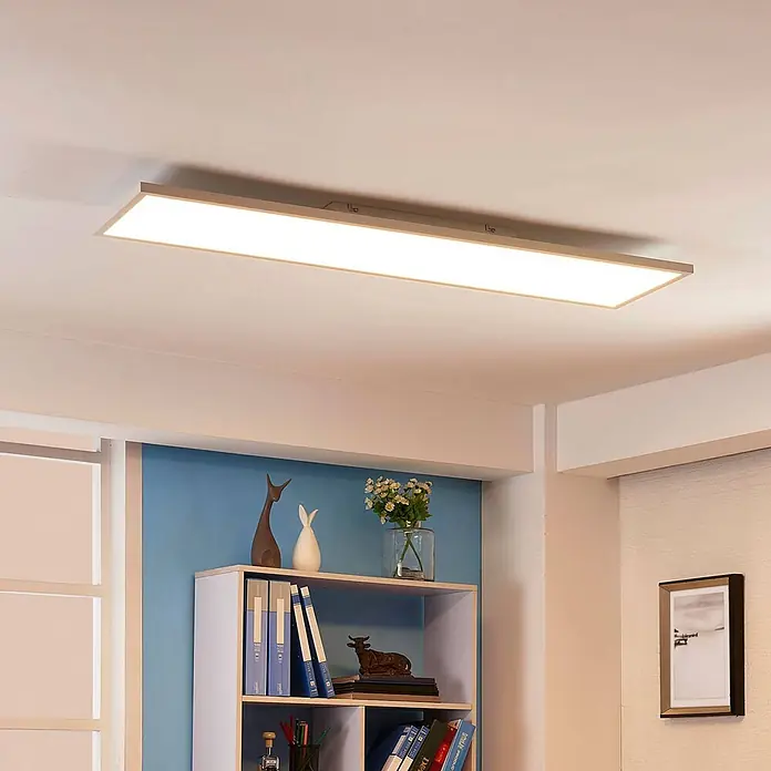 Arcchio LED-Panel Philia - L x B x H: 120 x 30 x 5,5 cm, weiß / opal, weiß / opal - Rechteckige LED-Deckenleuchte mit hellgrauem Rahmen, an der Decke montiert, beleuchtet einen Raum.