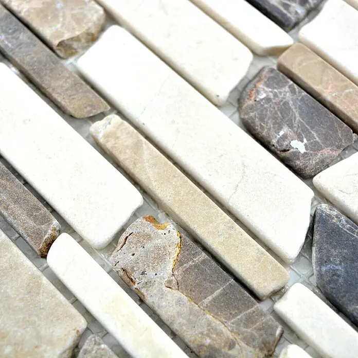 Mosaikfliese Brick Mix MOS BRICK 29527,5 x 30 cm, Beige/Braun, Matt - Detailaufnahme eines Mosaiks aus rechteckigen Natursteinen in verschiedenen Farben, die auf einem Netz angeordnet sind.