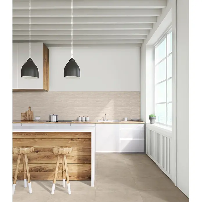 Feinsteinzeugfliese Bella - 60 x 120 cm, Taupe, Matt - Moderne Küche mit weißen Schränken, Holzinsel, heller Backstein-Rückwand und zwei Holzbarhockern.