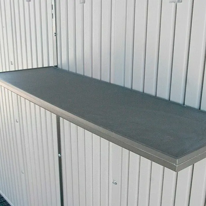 Gerätehaus Phoenix - Außenbreite inkl. Dachüberstand: 206 cm, Außentiefe inkl. Dachüberstand: 280 cm, Kunststoff, Lichtgrau/Anthrazit - Graue Regalböden im Inneren eines Metallschuppens, die zusätzlichen Stauraum bieten. Praktisches und robustes Regalsystem für Schuppen.
