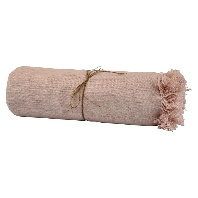 Manta para sofá Multiusos XXL - Textil, Rosa Talco - Toalla rosa enrollada con flecos atada con cuerda para un baño elegante. Este textil añade un ambiente acogedor a la habitación. Ideal para uso diario.