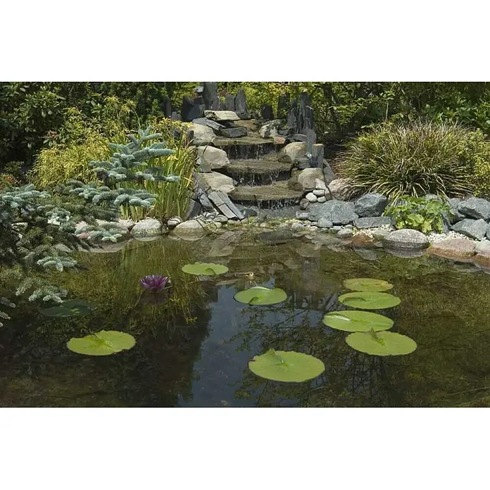 Ubbink Kautschuk-Teichfolie AquaFlexiLiner - Stärke: 0,6 mm, L x B: 5 x 3,37 m - Teich mit Seerosenblättern und kleinem Wasserfall im Hintergrund, umgeben von üppiger Vegetation. Eine Oase der Ruhe im Garten.