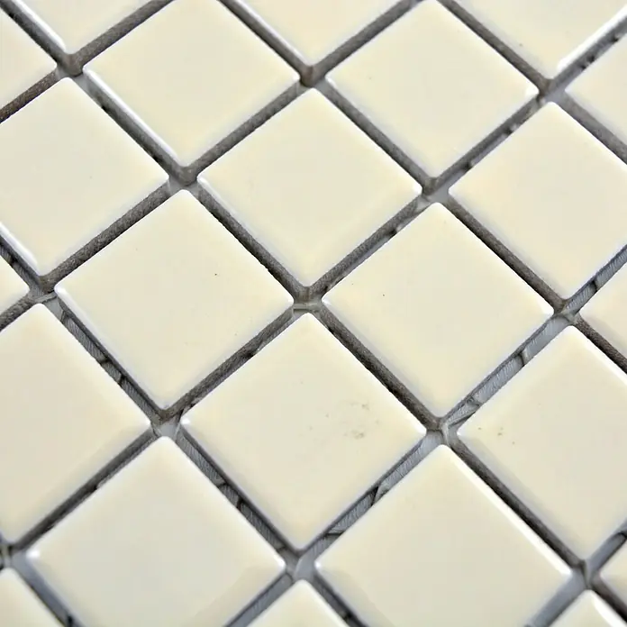 Mosaikfliese Quadrat Uni CG 174 - 29,8 x 29,8 cm, Beige, Matt - Nahaufnahme von hellen, quadratischen Keramikfliesen, die diagonal angeordnet sind und ein elegantes Muster bilden. Ideal für moderne Innenräume.