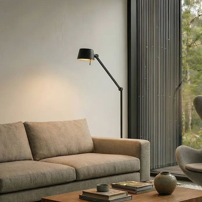 Lucande Stehleuchte Silka - schwarz, schwarz, E27 - Schwarze, verstellbare Stehleuchte neben einem beigen Sofa, spendet warmes Licht im Wohnzimmer.