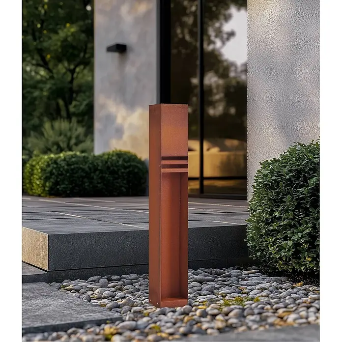 Lucande Außenlaterne Oxido -  - Rostbraune Pollerleuchte aus Cortenstahl mit horizontalen Schlitzen, akzentuiert einen modernen Gartenweg.