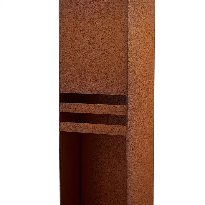 Lucande Außenlaterne Oxido -  - Rostfarbene Metallsäule mit horizontalen Schlitzen.