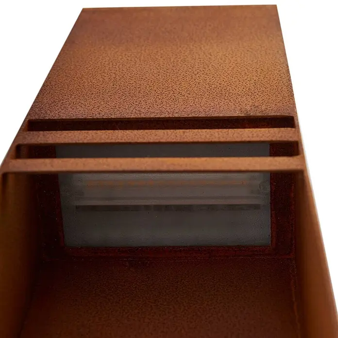 Lucande Außenlaterne Oxido -  - Rechteckige, rostfarbene Leuchte mit strukturierter Oberfläche und horizontalen Lamellen über einem LED-Licht.