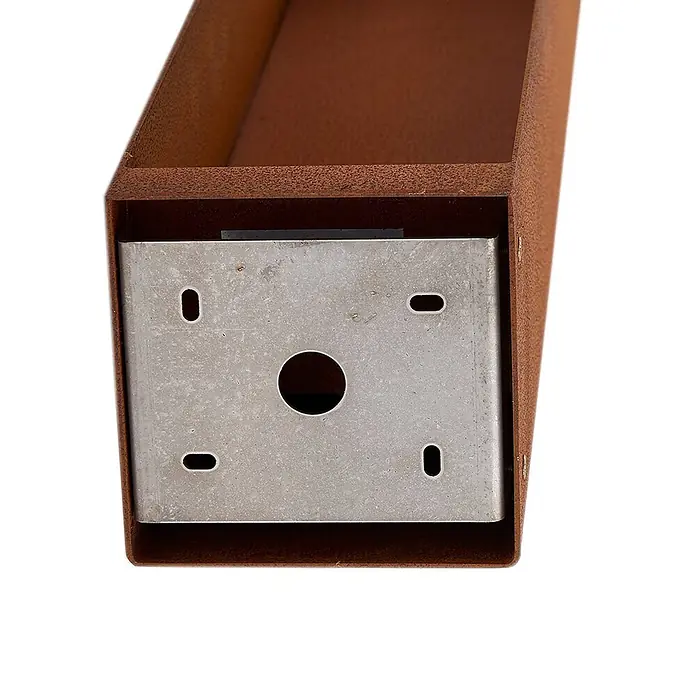 Lucande Außenlaterne Oxido -  - Rechteckiger rostfarbener Metallkasten mit verzinkter Innenplatte, mittigem Rundloch und vier ovalen Befestigungslöchern.