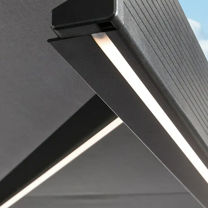 Sunfun LED-Vollkassettenmarkise - Grau, Breite: 5 m, Ausfall: 3 m - Nahaufnahme eines modernen, grauen Markisendesigns mit integrierter LED-Beleuchtung, die ein helles, einladendes Ambiente schafft.