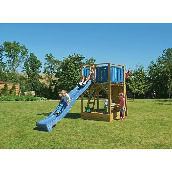 Kinderspielturm Fun - L x B x H: 430 x 160 x 220 cm, Naturbraun/Blau - Kinderspielhaus mit Rutsche und Sandkasten im Garten. Die Kinder spielen vergnügt auf dem Spielplatz bei strahlendem Sonnenschein.