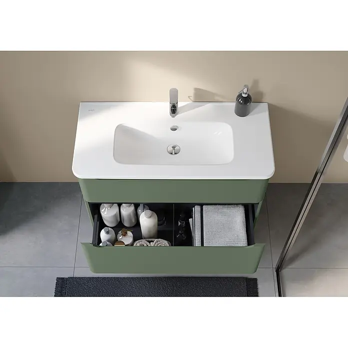VitrA Integra Round Badmöbel-Set - Gesamtbreite Badmöbel: 100 cm, Moosgrün, Matt - Grüner Badschrank mit integriertem weißen Waschbecken und Chromarmatur. Die offene Schublade zeigt ordentlich organisierte Pflegeprodukte und Handtücher.