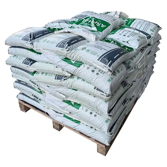 Reparatur-Asphalt - 25 kg - Pallet mit gestapelten weißen 25-kg-Asphaltreparatursäcken.