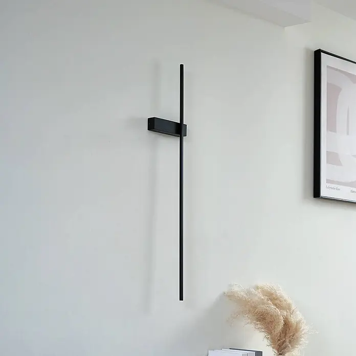 Lindby Wandleuchte Natsumi - schwarz - Schwarze, minimalistische Wandleuchte in linearem Design, vertikal montiert.