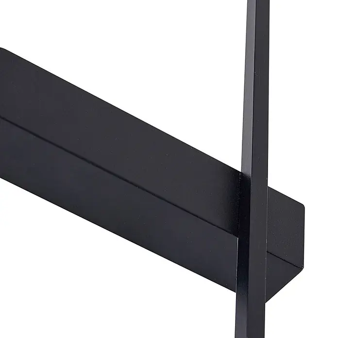 Lindby Wandleuchte Natsumi - schwarz - Nahaufnahme einer schwarzen, matten Metallstruktur, zwei rechteckige Stäbe rechtwinklig verbunden, Teil eines modernen Designs.
