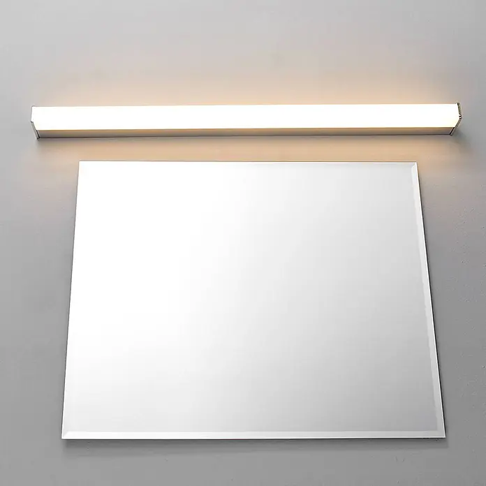 Lindby Wandleuchte Philippa - L x B x H: 7,8 x 89 x 4 cm, chrom / silber - Rechteckiger Spiegel mit Facettenschliff unter einer leuchtenden horizontalen LED-Stablampe.
