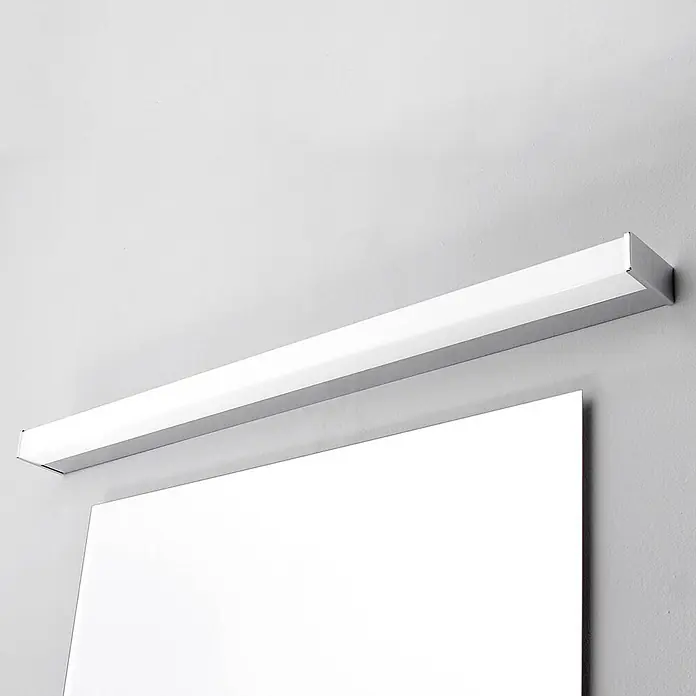 Lindby Wandleuchte Philippa - L x B x H: 7,8 x 89 x 4 cm, chrom / silber - Schlanke weiß-silberne Spiegelleuchte, über einem Spiegel an der Wand montiert.