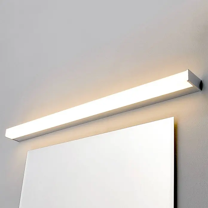 Lindby Wandleuchte Philippa - L x B x H: 7,8 x 89 x 4 cm, chrom / silber - Lineare LED-Spiegelleuchte mit silbernem Gehäuse, über einem Spiegel montiert.