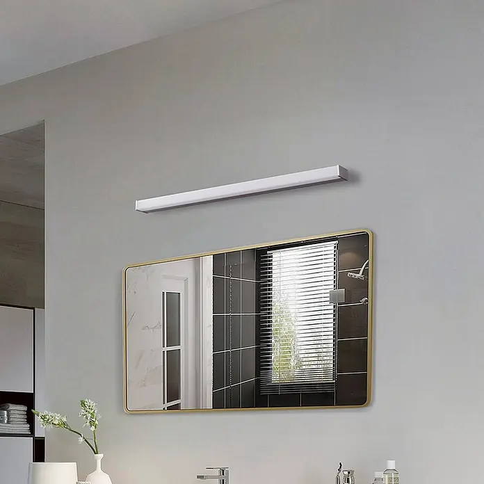 Lindby Wandleuchte Philippa - L x B x H: 7,8 x 89 x 4 cm, alu / grau / zink - Weißes, langes, rechteckiges LED-Spiegellicht über einem Badezimmerspiegel montiert.