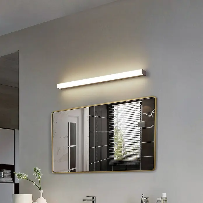 Lindby Wandleuchte Philippa - L x B x H: 7,8 x 89 x 4 cm, alu / grau / zink - Schlanke, lineare LED-Spiegelleuchte mit gebürstetem Metallgehäuse, die helles Licht über einem rechteckigen Badezimmerspiegel spendet.
