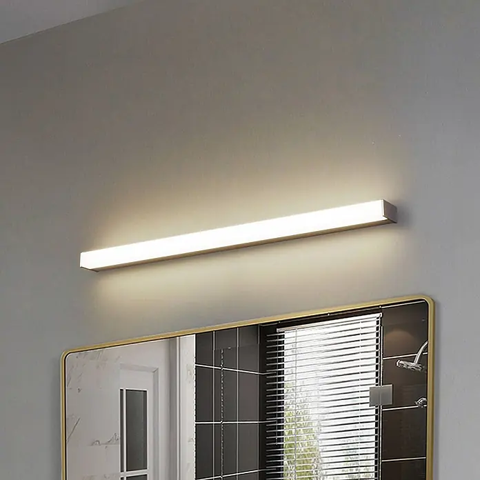 Lindby Wandleuchte Philippa - L x B x H: 7,8 x 89 x 4 cm, alu / grau / zink - Lineare LED-Spiegelleuchte mit Metallgehäuse, die einen Spiegel beleuchtet.