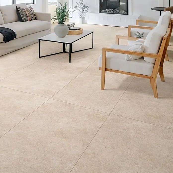 Feinsteinzeugfliese Bella - 60 x 120 cm, Taupe, Matt - Helle, strukturierte Bodenfliesen in Beige, verlegt in einem modernen Wohnzimmer, zeigen ihr großzügiges Format.