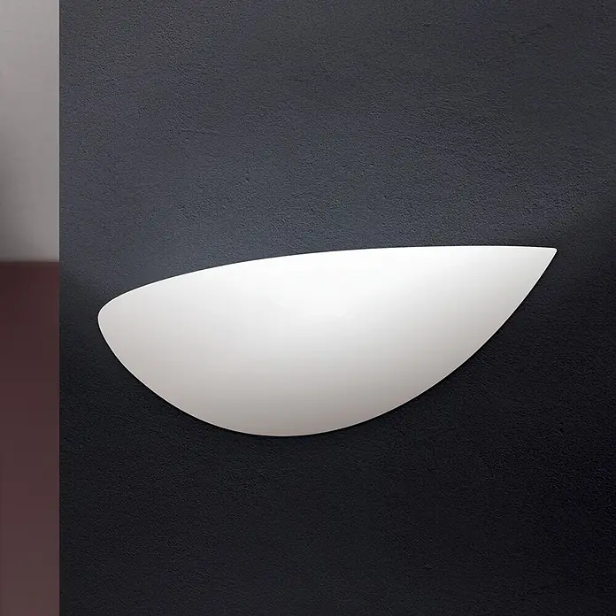 Orion Leuchten Wandleuchte - L x B x H: 7,5 x 30 x 7,5 cm, E27 - Weiße, geschwungene Wandleuchte für indirekte Beleuchtung an einer dunklen Wand.