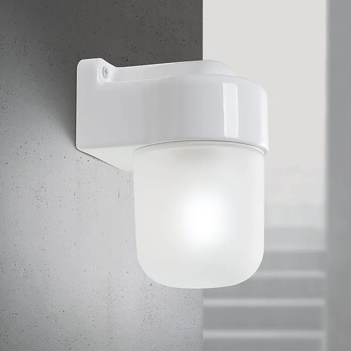 Orion Leuchten Wandleuchte - L x B x H: 11,2 x 8,5 x 14,6 cm, E27 - Weiße Außenwandleuchte mit mattiertem Diffusor an einer Wand montiert.