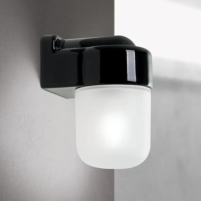 Orion Leuchten Wandleuchte - L x B x H: 11,2 x 8,5 x 14,6 cm, E27 - Schwarze Wandleuchte aus glänzender Keramik mit mattiertem Opalglas, spendet weiches Licht.