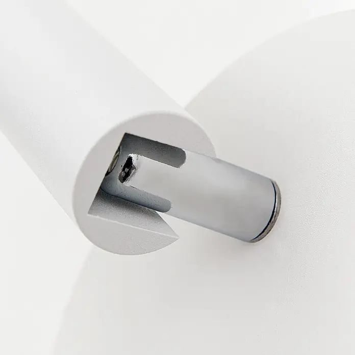 Orion Leuchten LED-Wandleuchte - L x B x H: 13 x 15 x 15 cm - Weißer zylindrischer Arm mit Aussparung, in der ein glänzender Metallstab mit Schraube befestigt ist.