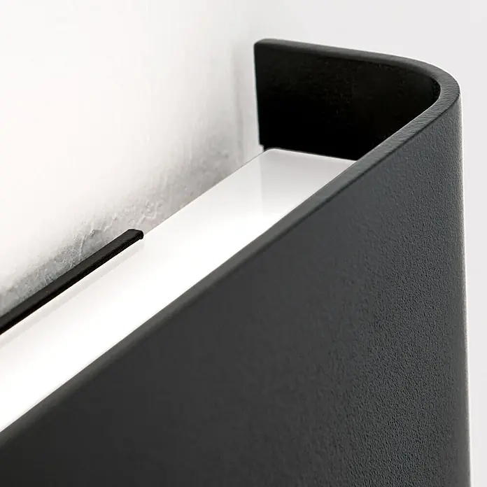 Orion Leuchten LED-Wandleuchte - L x B x H: 3,5 x 41 x 9 cm - Nahaufnahme einer schwarz strukturierten, gebogenen Wandleuchte mit weiß beleuchteter Innenseite.